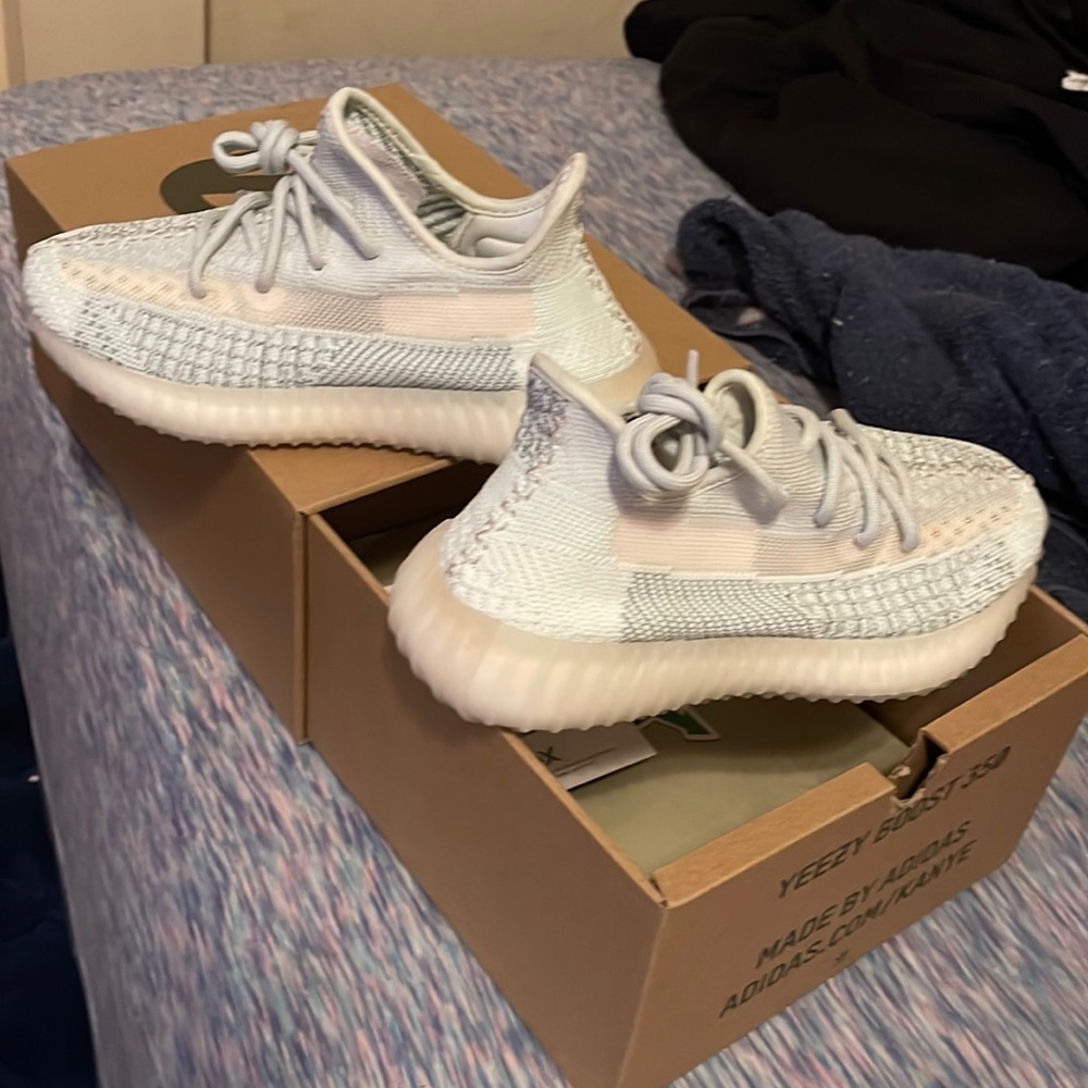 Yeezy‘s like new only worn once